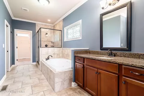 Bath - 3642 Woodland Lakes Dr, Floyds Knobs, IN 47119 photo 2 of 8