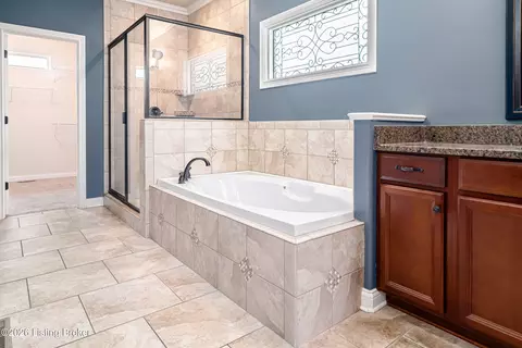 Bath - 3642 Woodland Lakes Dr, Floyds Knobs, IN 47119 photo 3 of 8