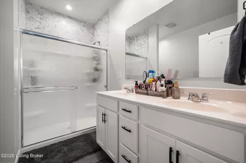 Bath - 4002 White Pine Ln, La Grange, KY 40031 photo 2 of 3