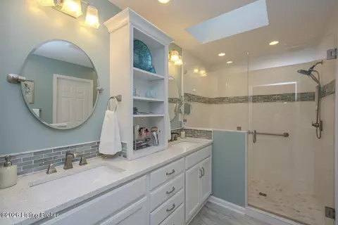 Bath - 7804 Deep Trail Ct, Prospect, KY 40059 photo 4 of 5
