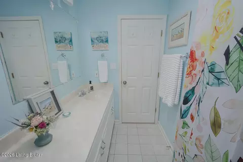 Bath - 7804 Deep Trail Ct, Prospect, KY 40059 photo 2 of 5