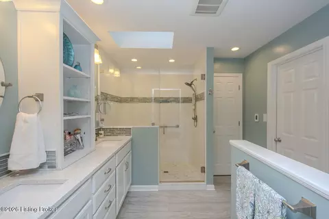 Bath - 7804 Deep Trail Ct, Prospect, KY 40059 photo 3 of 5