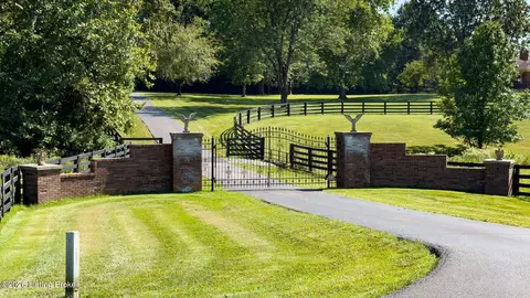 2400 Sir Roberts Way, Louisville, KY 40245