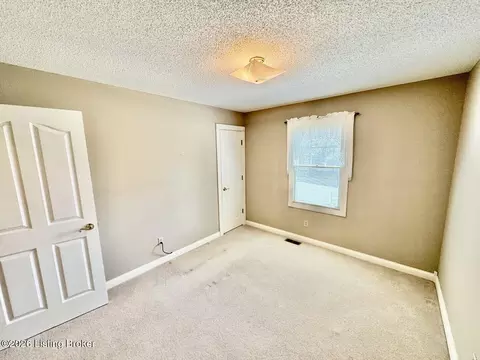 Bedroom - 135 Brookside Dr, Springfield, KY 40069 photo 4 of 7