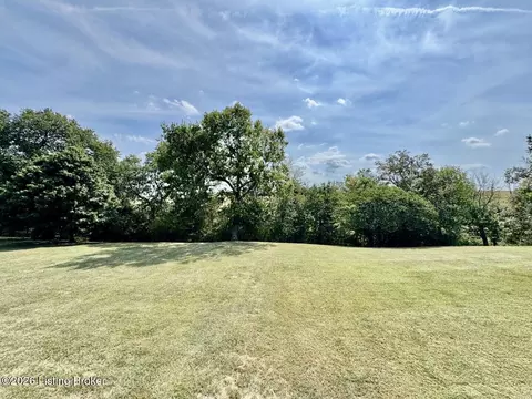 Exterior - 135 Brookside Dr, Springfield, KY 40069 photo 4 of 6