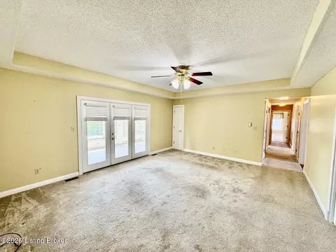 Living - 135 Brookside Dr, Springfield, KY 40069 photo 5 of 10