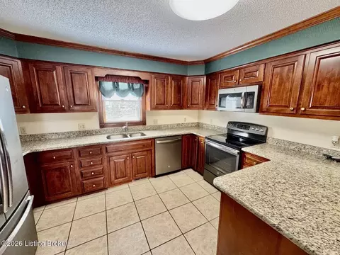 Kitchen - 135 Brookside Dr, Springfield, KY 40069 photo 2 of 4