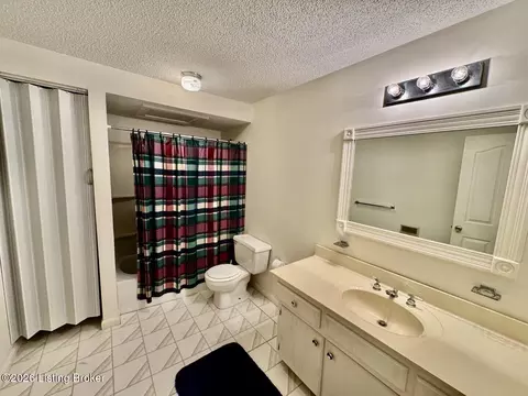 Bath - 135 Brookside Dr, Springfield, KY 40069 photo 4 of 4
