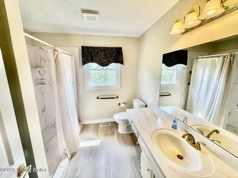 Bath - 135 Brookside Dr, Springfield, KY 40069 photo 2 of 4
