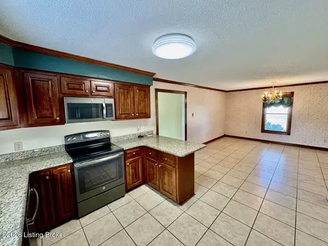 Kitchen - 135 Brookside Dr, Springfield, KY 40069 photo 3 of 4