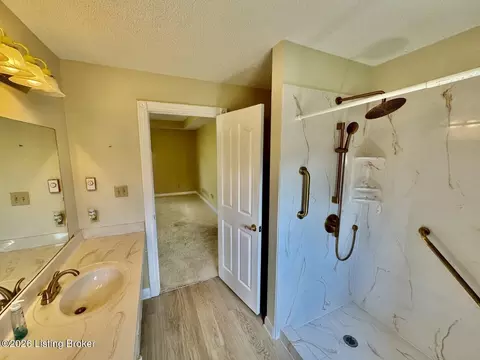 Bath - 135 Brookside Dr, Springfield, KY 40069 photo 3 of 4