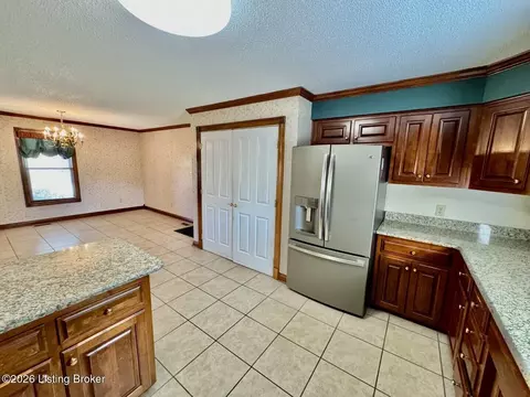 Kitchen - 135 Brookside Dr, Springfield, KY 40069 photo 4 of 4