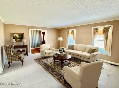 Living - 135 Brookside Dr, Springfield, KY 40069 photo 3 of 10