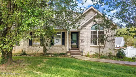 805 Auburn Oaks Dr, Louisville, KY 40214