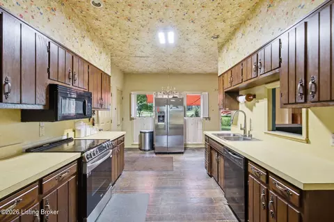Kitchen - 74 Fredericktown Rd, Springfield, KY 40069 photo 3 of 5