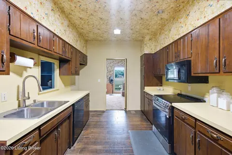 Kitchen - 74 Fredericktown Rd, Springfield, KY 40069 photo 2 of 5