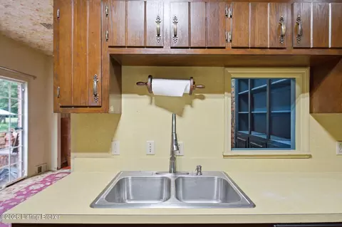 Kitchen - 74 Fredericktown Rd, Springfield, KY 40069 photo 4 of 5