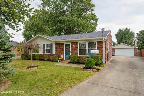 5229 Mount Holyoke Dr, Louisville, KY 40216