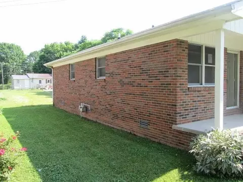 1106 Exeter Ave, Middlesboro, KY 40965 photo 3