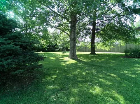 113 Farmbrook Cir, Frankfort, KY 40601 photo 3