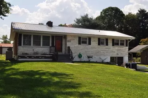 1075 Maple St, Stanton, KY 40380 photo 1