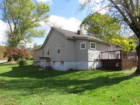 338 Poplar St, Benham, KY 40807 photo 1