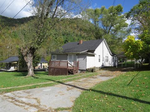 338 Poplar St, Benham, KY 40807 photo 2