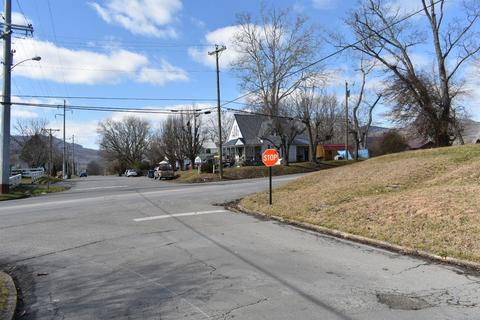 508 Manchester Ave, Middlesboro, KY 40965 photo 2