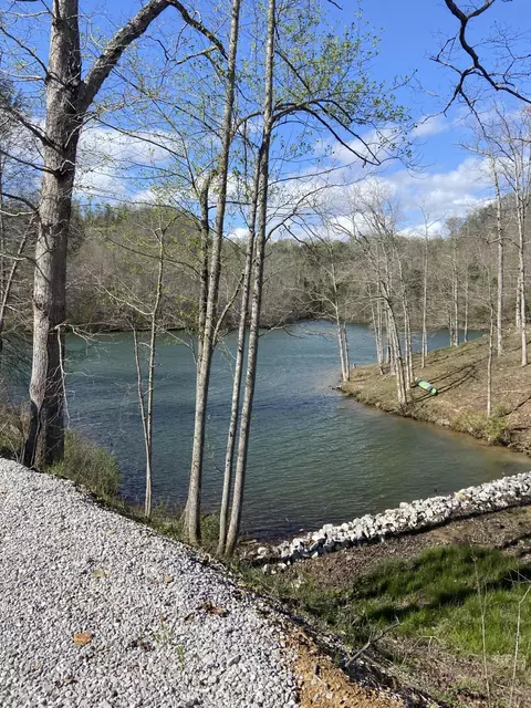 68 Mazie Ln, East Bernstadt, KY 40729