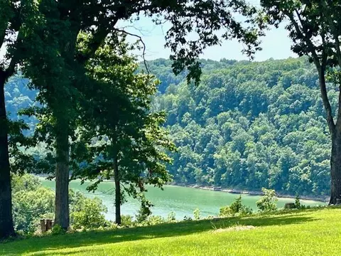 25 Laurelwood Ln, Nancy, KY 42544