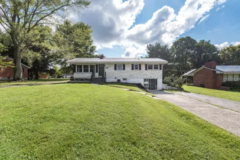 1075 Maple St, Stanton, KY 40380 photo 2