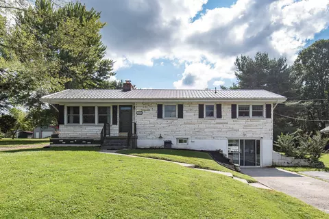 1075 Maple St, Stanton, KY 40380 photo 1