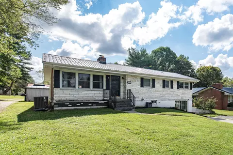 1075 Maple St, Stanton, KY 40380 photo 4