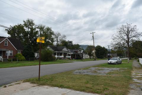 302 Exeter Ave, Middlesboro, KY 40965 photo 2