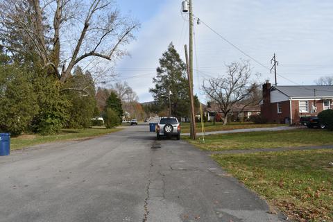 809 Gloucester Ave, Middlesboro, KY 40965 photo 2