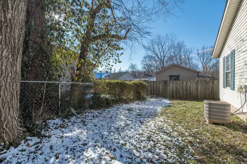 611 Thomas Ave, Paris, KY 40361 photo 3