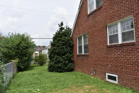 301 Exeter Ave, Middlesboro, KY 40965 photo 3