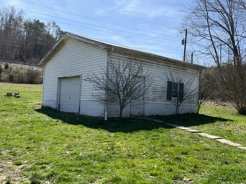 130 White Ave, Stanton, KY 40380 photo 2