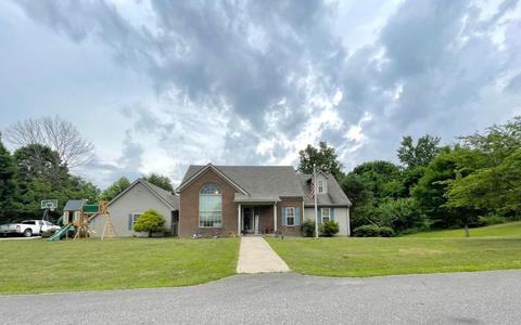 50 Majestic Dr, Irvine, KY 40336