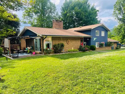 206 Park Dr, Loyall, KY 40854
