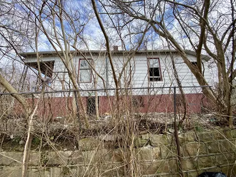 141 Eversole St, Hazard, KY 41701 photo 2