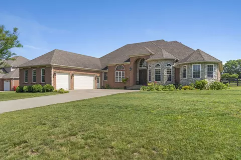 102 Colonial Dr, Versailles, KY 40383