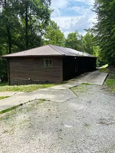 110 Glen Ward Ln, Mcdowell, KY 41647