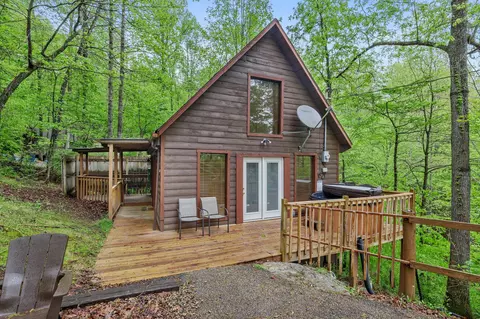 222 Debbie Ln, Slade, KY 40376
