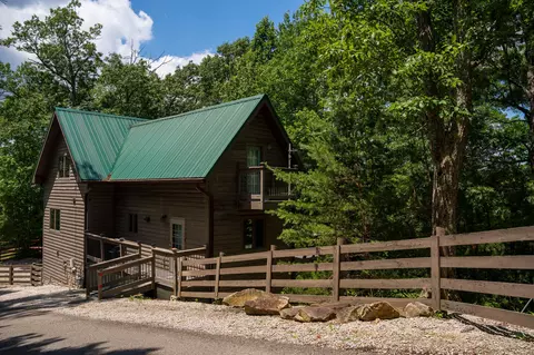 380 Village Dr, Campton, KY 41301