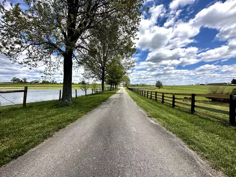 210 Glenn Rd, Paris, KY 40361