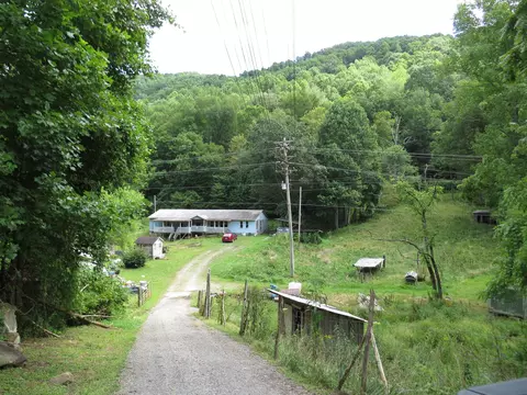 7177 E Hwy 221, Bledsoe, KY 40810