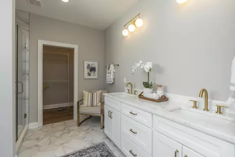 Bath - 606 Trinity Ln, Versailles, KY 40383 photo 3 of 10