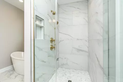 Bath - 606 Trinity Ln, Versailles, KY 40383 photo 6 of 10