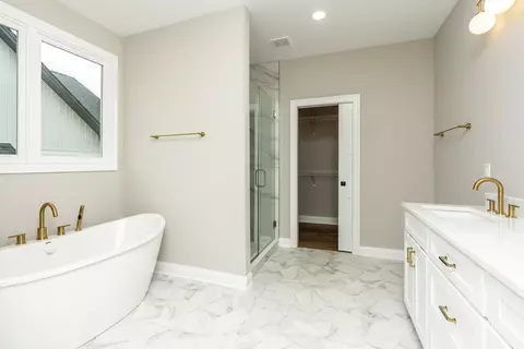 Bath - 606 Trinity Ln, Versailles, KY 40383 photo 2 of 10